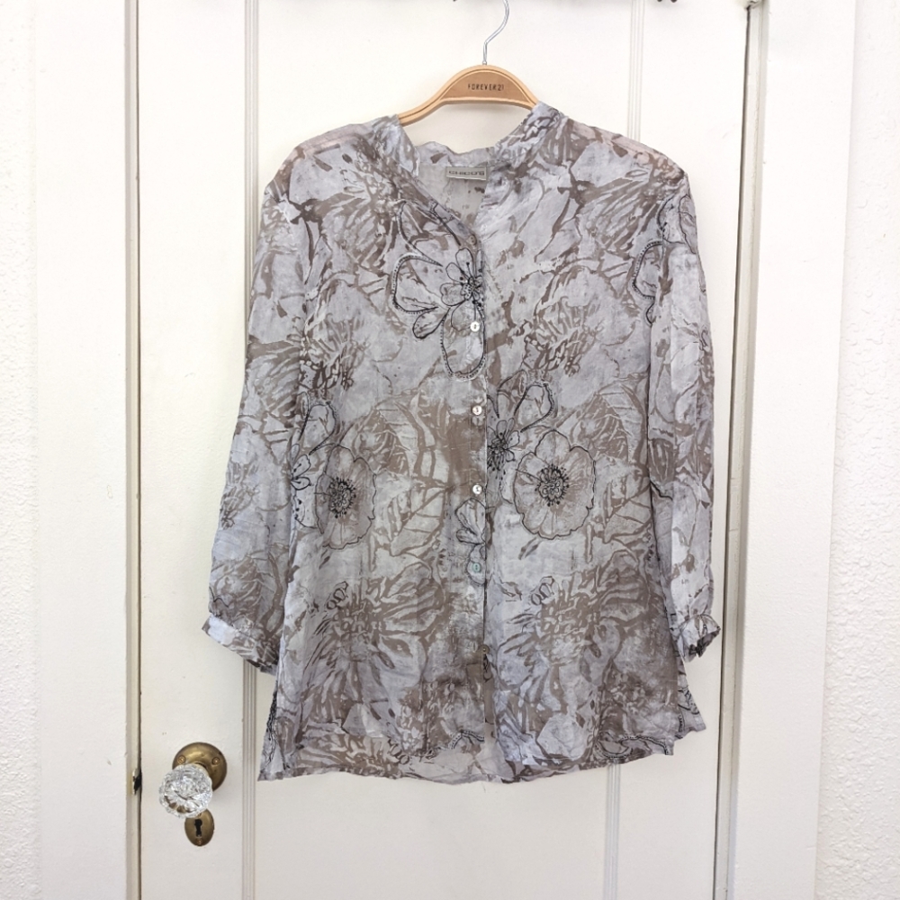 🌷3/15🌷 Chico's 100% silk semi sheer floral blouse size 0